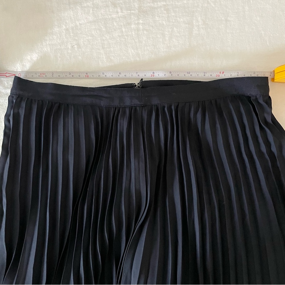 Banana Republic Pleated Midi Skirt Navy Sz 8 EUC - Picture 16 of 16